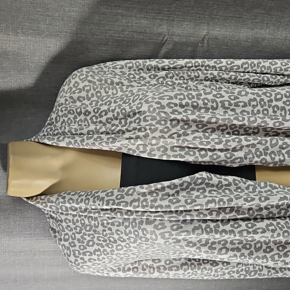 WANDERING DREAMS LOUNGE WEAR,KNIT ROBE CUDDLY SOFT SIZE LGE LEOPARD CARDIGAN - Picture 2 of 8